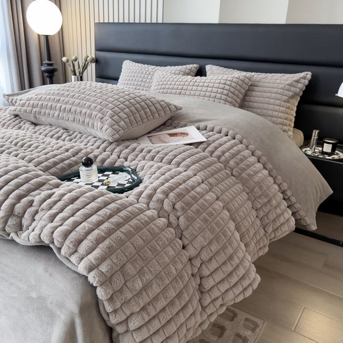 91家纺网 家纺一手货源 找家纺 印季家纺 2025新款立体剪花格子兔毛绒四件套 高级灰