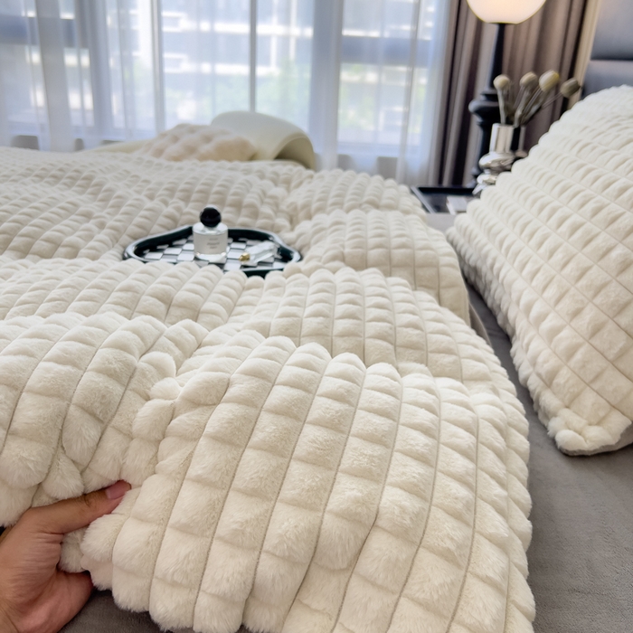 91家纺网 家纺一手货源 找家纺 印季家纺 2025新款立体剪花格子兔毛绒四件套 奶白-灰