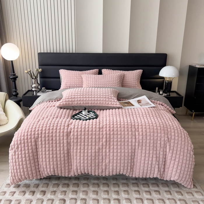 91家纺网 家纺一手货源 找家纺 印季家纺 2025新款立体剪花格子兔毛绒四件套 豆沙-灰