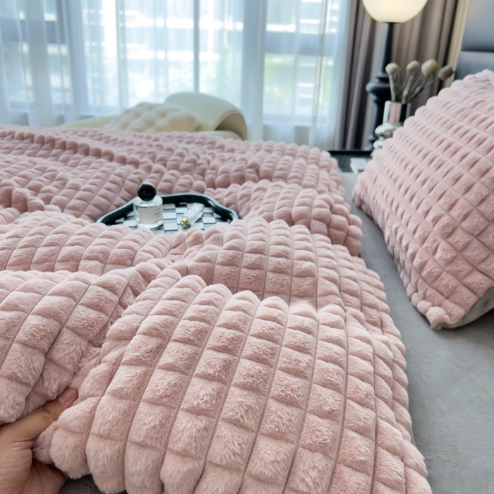 91家纺网 家纺一手货源 找家纺 印季家纺 2025新款立体剪花格子兔毛绒四件套 豆沙-灰