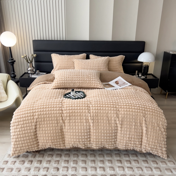 91家纺网 家纺一手货源 找家纺 印季家纺 2025新款立体剪花格子兔毛绒四件套 卡其