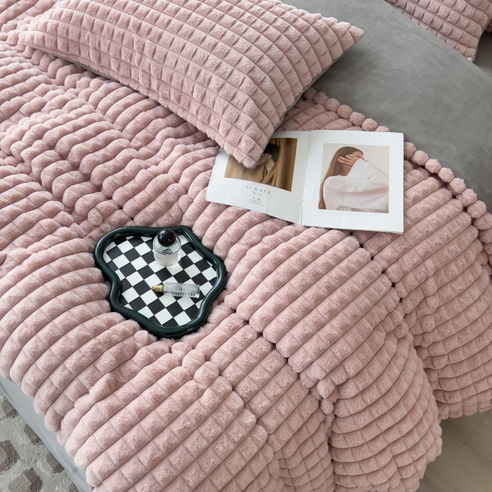 91家纺网 家纺一手货源 找家纺 印季家纺 2025新款立体剪花格子兔毛绒四件套 豆沙-灰