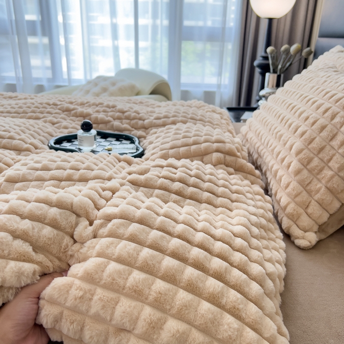 91家纺网 家纺一手货源 找家纺 印季家纺 2025新款立体剪花格子兔毛绒四件套 卡其