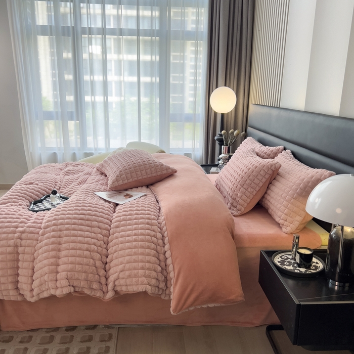 91家纺网 家纺一手货源 找家纺 印季家纺 2025新款立体剪花格子兔毛绒四件套 豆沙