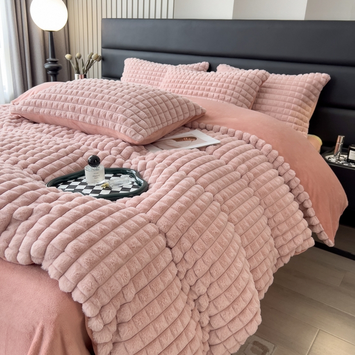 91家纺网 家纺一手货源 找家纺 印季家纺 2025新款立体剪花格子兔毛绒四件套 豆沙