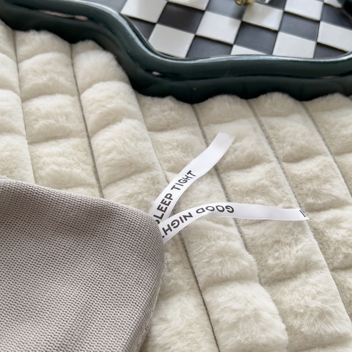 91家纺网 家纺一手货源 找家纺 印季家纺 2025新款立体剪花格子兔毛绒四件套 奶白-灰