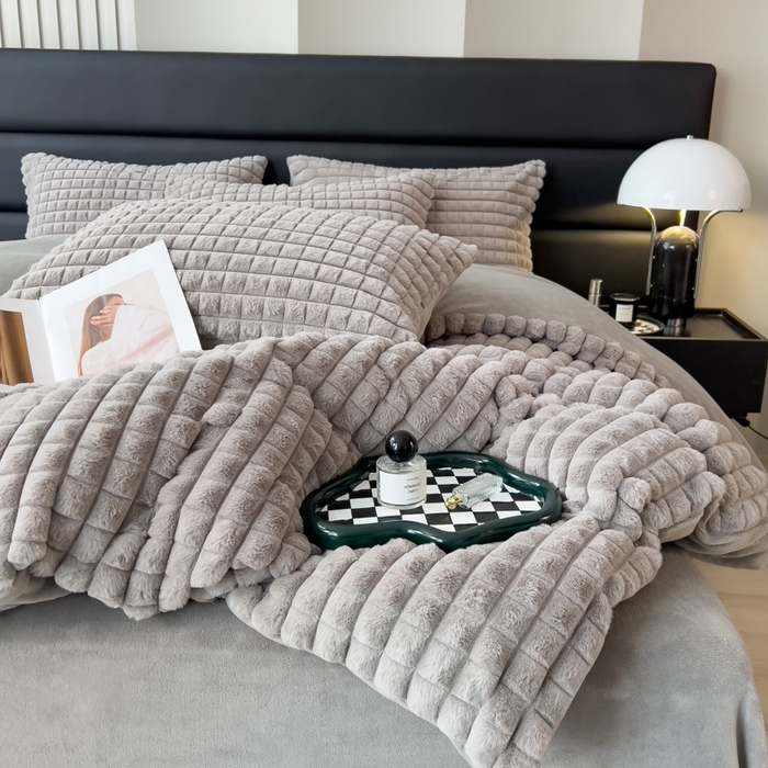 91家纺网 家纺一手货源 找家纺 印季家纺 2025新款立体剪花格子兔毛绒四件套 高级灰