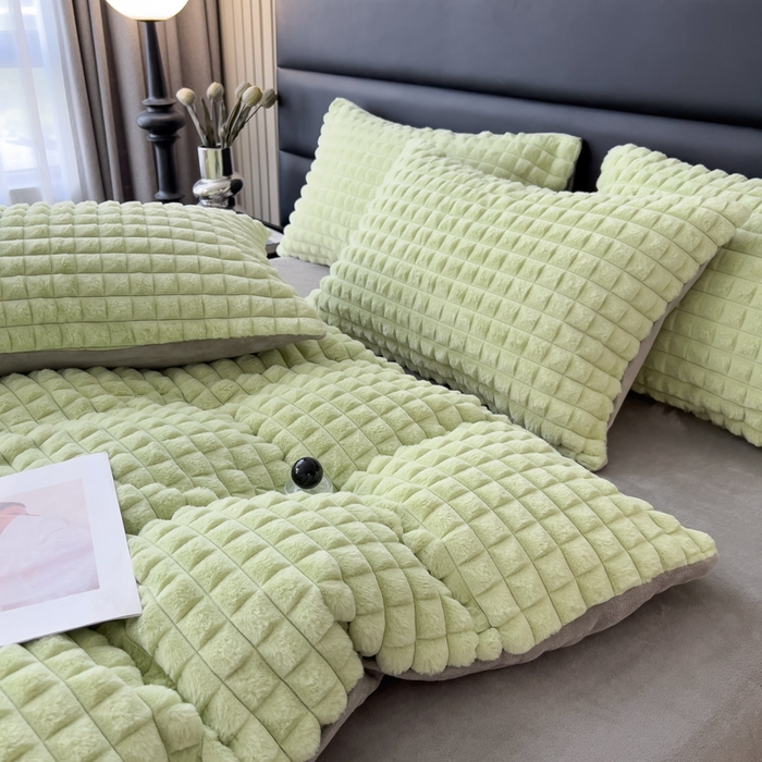 91家纺网 家纺一手货源 找家纺 印季家纺 2025新款立体剪花格子兔毛绒四件套 草绿-灰