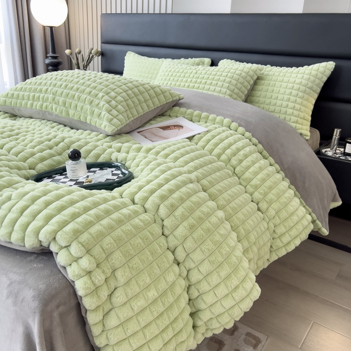 91家纺网 家纺一手货源 找家纺 印季家纺 2025新款立体剪花格子兔毛绒四件套 草绿-灰