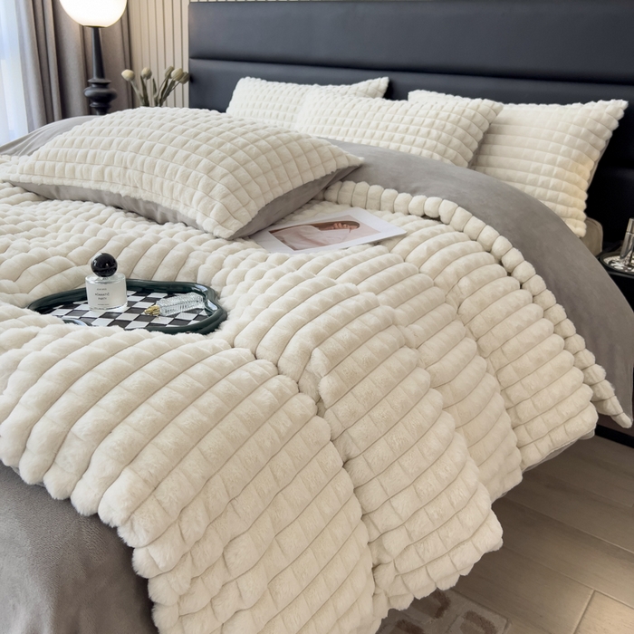 91家纺网 家纺一手货源 找家纺 印季家纺 2025新款立体剪花格子兔毛绒四件套 奶白-灰