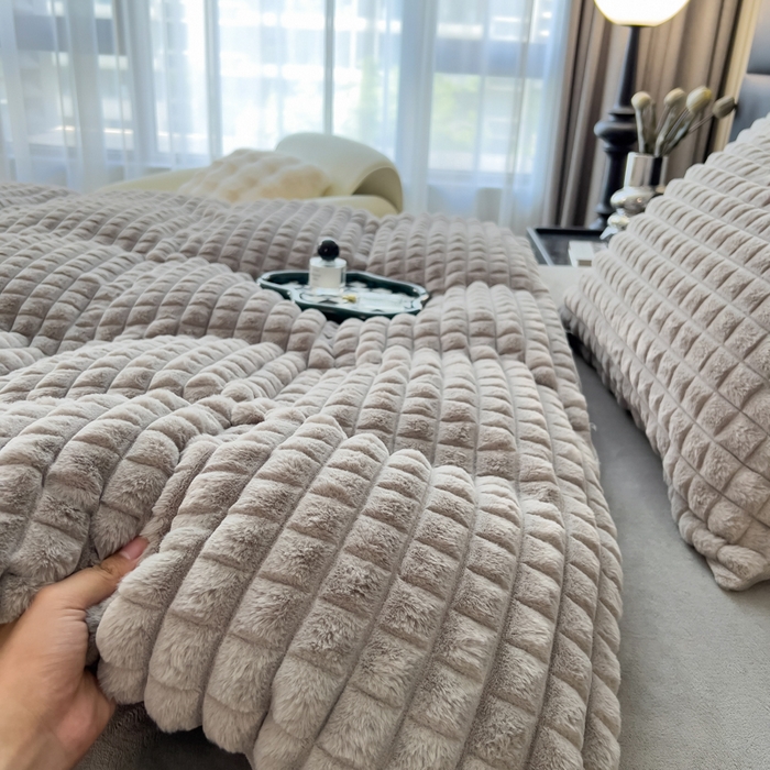 91家纺网 家纺一手货源 找家纺 印季家纺 2025新款立体剪花格子兔毛绒四件套 高级灰