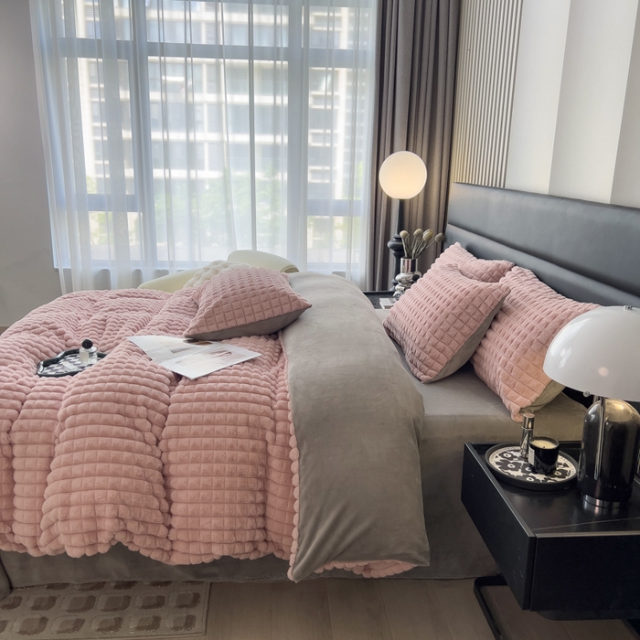 91家纺网 家纺一手货源 找家纺 印季家纺 2025新款立体剪花格子兔毛绒四件套 豆沙-灰