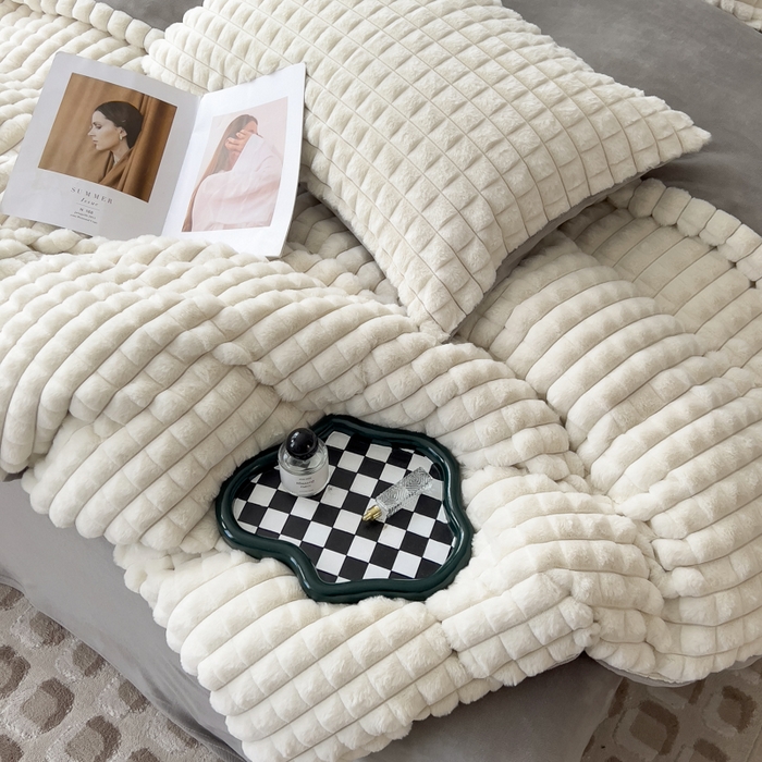 91家纺网 家纺一手货源 找家纺 印季家纺 2025新款立体剪花格子兔毛绒四件套 奶白-灰