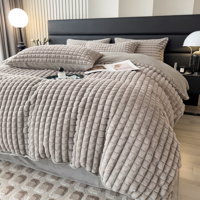 91家纺网 家纺一手货源 找家纺 印季家纺 2025新款立体剪花格子兔毛绒四件套 高级灰