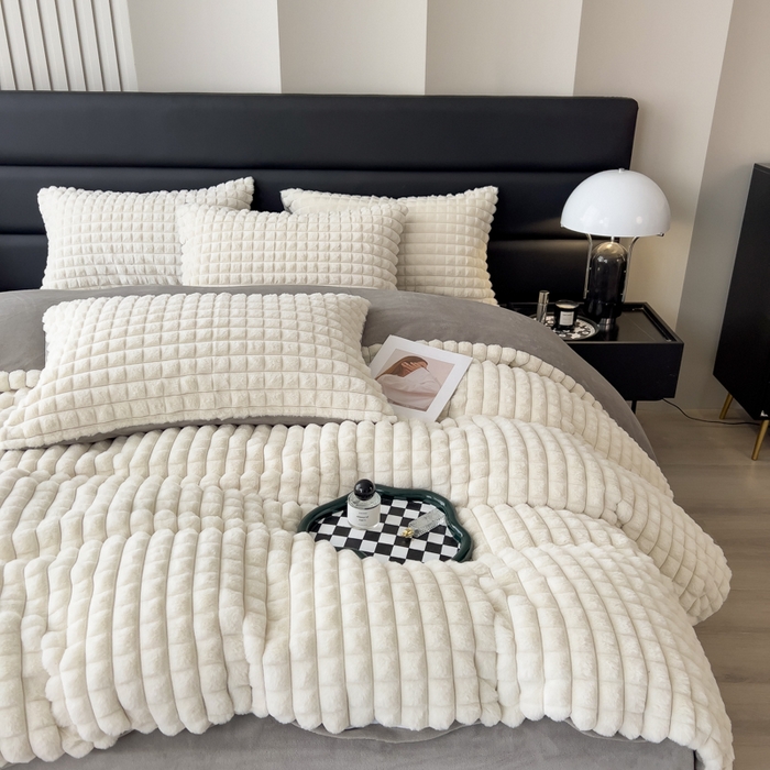 91家纺网 家纺一手货源 找家纺 印季家纺 2025新款立体剪花格子兔毛绒四件套 奶白-灰