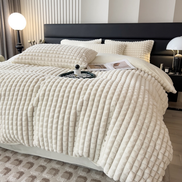 91家纺网 家纺一手货源 找家纺 印季家纺 2025新款立体剪花格子兔毛绒四件套 奶白