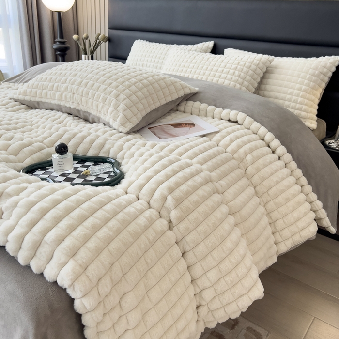 91家纺网 家纺一手货源 找家纺 印季家纺 2025新款立体剪花格子兔毛绒四件套 奶白-灰