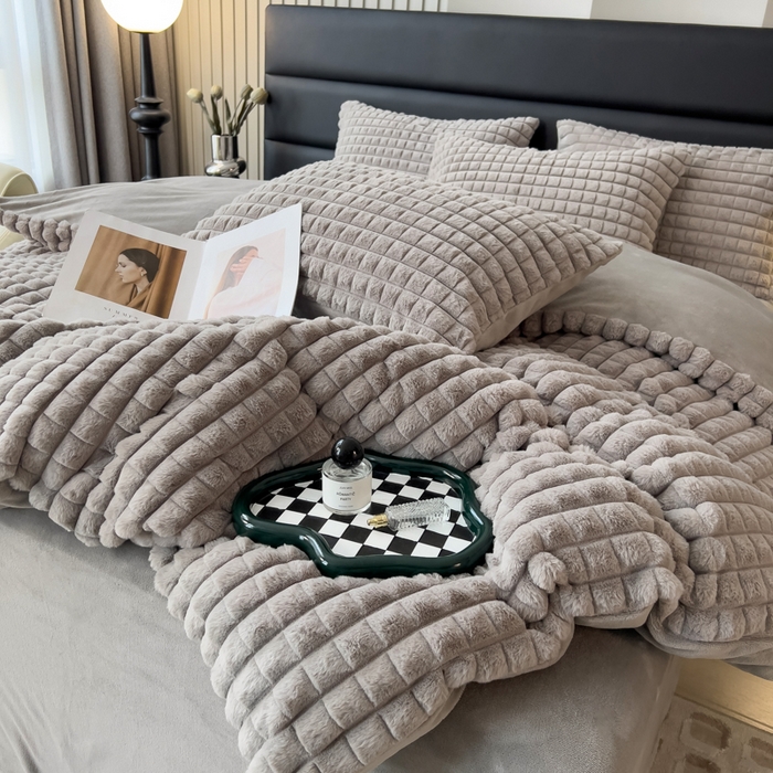 91家纺网 家纺一手货源 找家纺 印季家纺 2025新款立体剪花格子兔毛绒四件套 高级灰