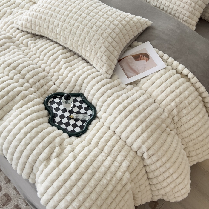 91家纺网 家纺一手货源 找家纺 印季家纺 2025新款立体剪花格子兔毛绒四件套 奶白-灰