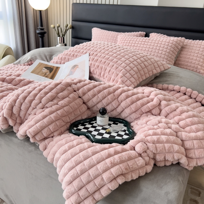 91家纺网 家纺一手货源 找家纺 印季家纺 2025新款立体剪花格子兔毛绒四件套 豆沙-灰