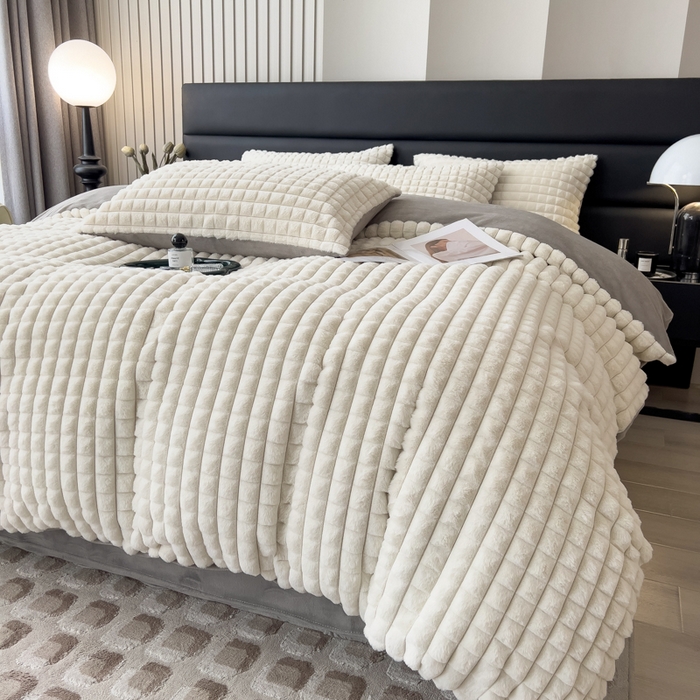 91家纺网 家纺一手货源 找家纺 印季家纺 2025新款立体剪花格子兔毛绒四件套 奶白-灰