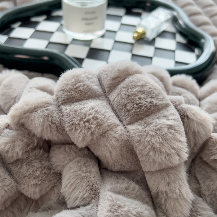 91家纺网 家纺一手货源 找家纺 印季家纺 2025新款立体剪花格子兔毛绒四件套 高级灰
