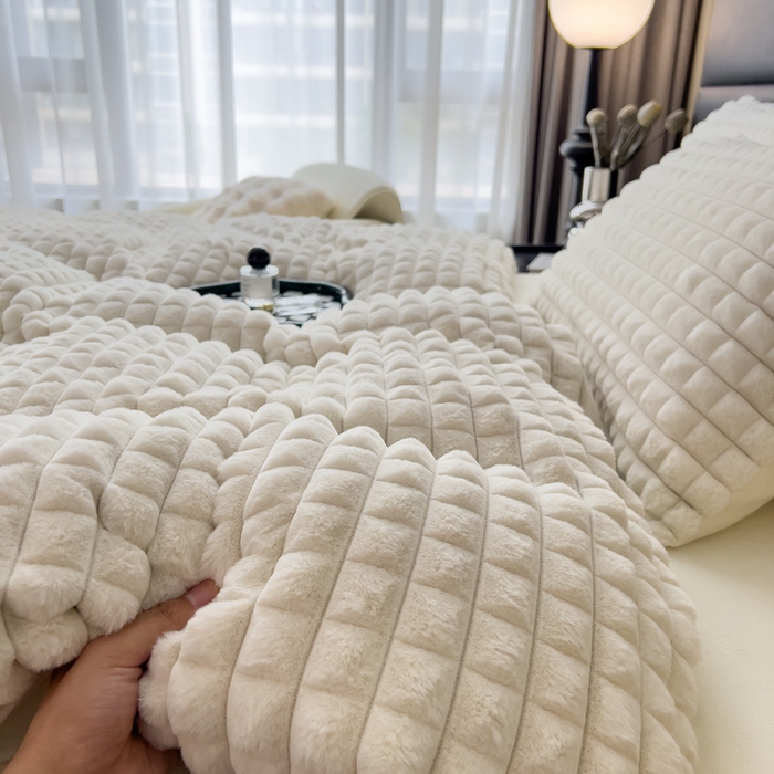 91家纺网 家纺一手货源 找家纺 印季家纺 2025新款立体剪花格子兔毛绒四件套 奶白