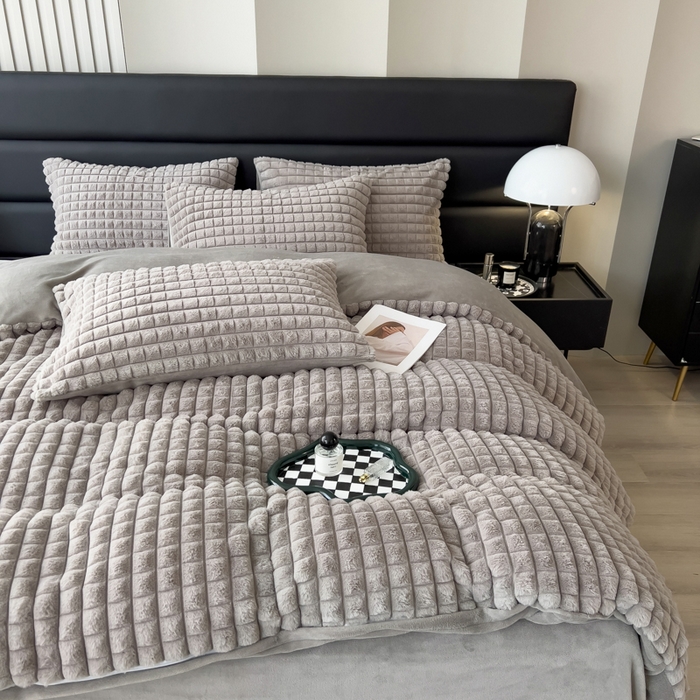 91家纺网 家纺一手货源 找家纺 印季家纺 2025新款立体剪花格子兔毛绒四件套 高级灰