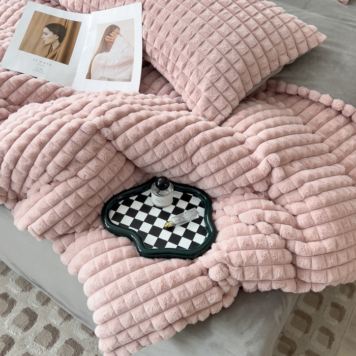 91家纺网 家纺一手货源 找家纺 印季家纺 2025新款立体剪花格子兔毛绒四件套 豆沙-灰