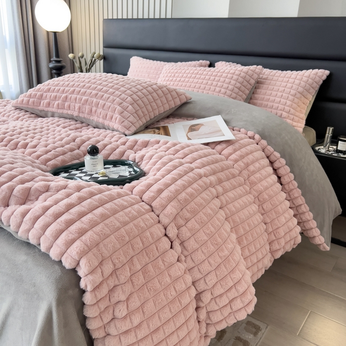 91家纺网 家纺一手货源 找家纺 印季家纺 2025新款立体剪花格子兔毛绒四件套 豆沙-灰