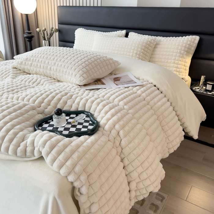 91家纺网 家纺一手货源 找家纺 印季家纺 2025新款立体剪花格子兔毛绒四件套 奶白