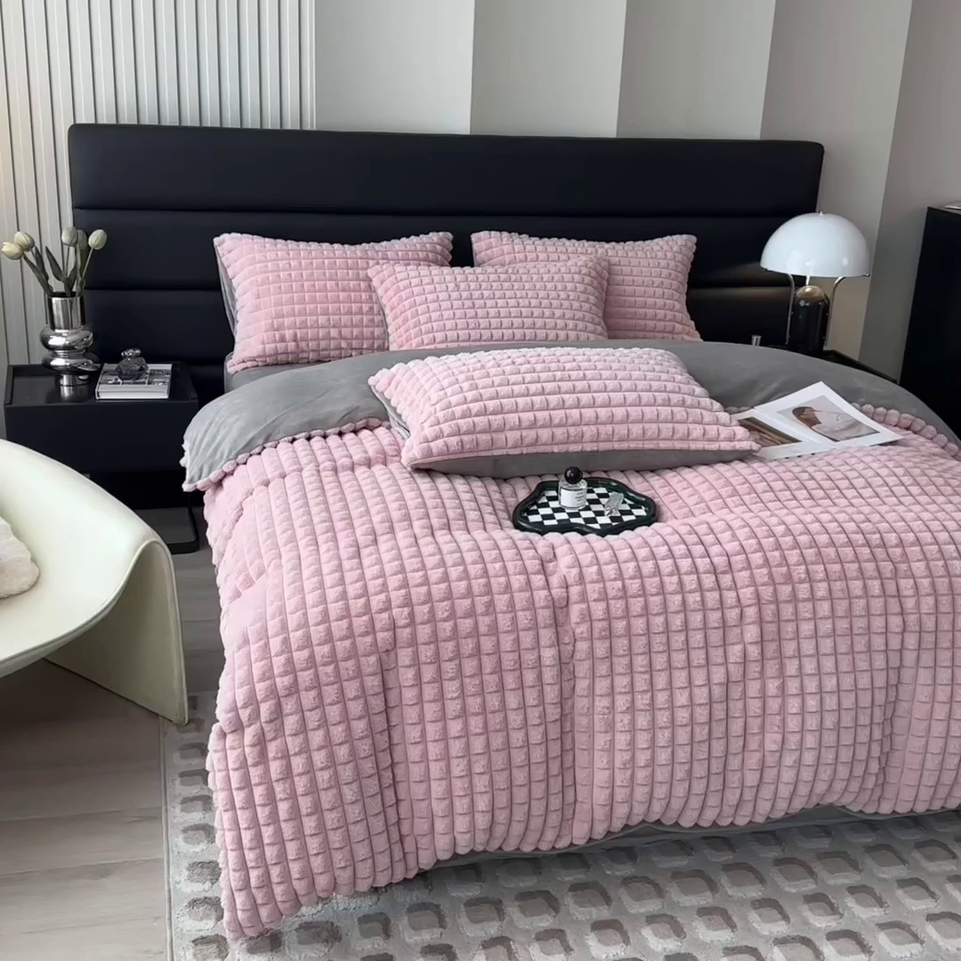 91家纺网 家纺一手货源 找家纺 印季家纺 2025新款立体剪花格子兔毛绒四件套 豆沙-灰