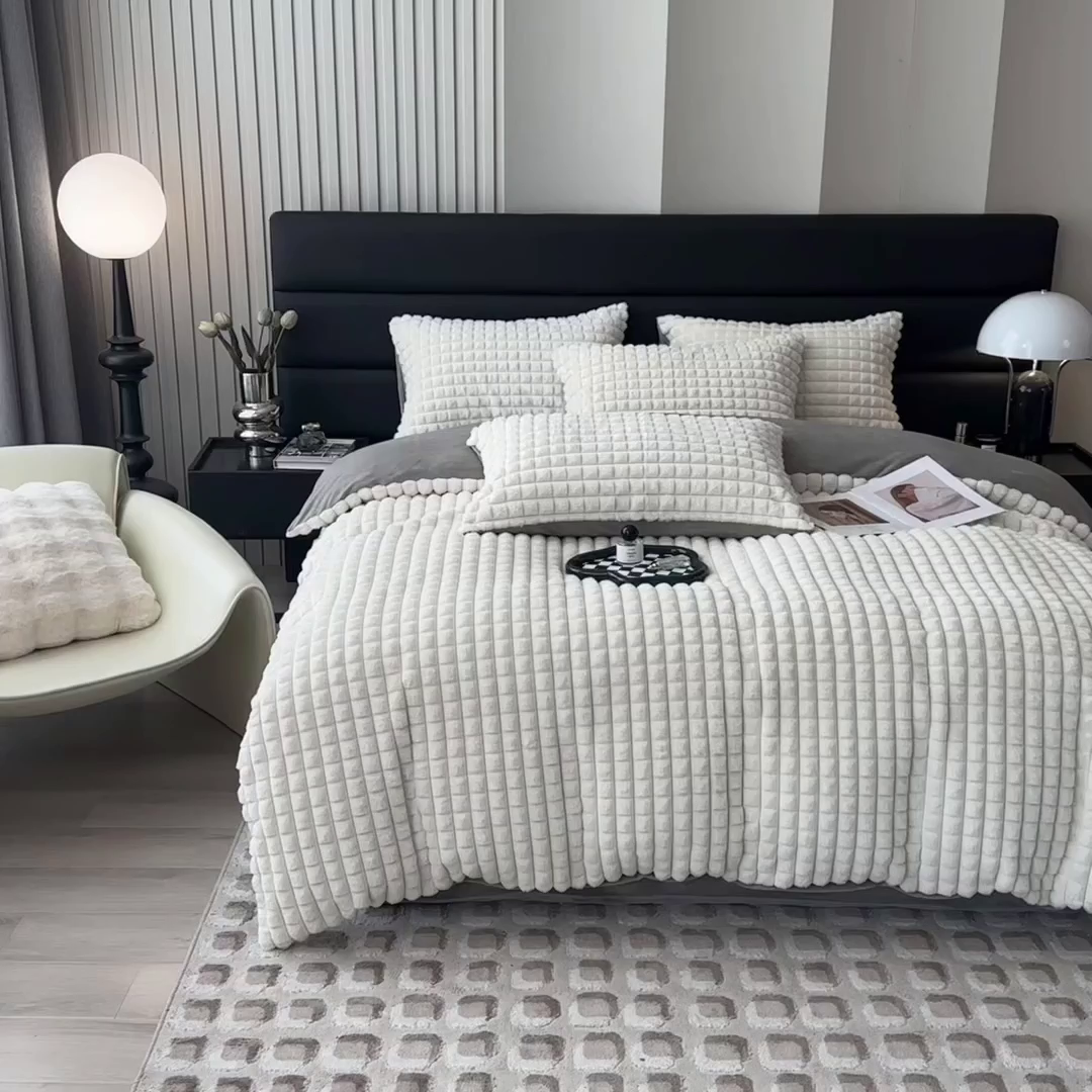 91家纺网 家纺一手货源 找家纺 印季家纺 2025新款立体剪花格子兔毛绒四件套 奶白-灰