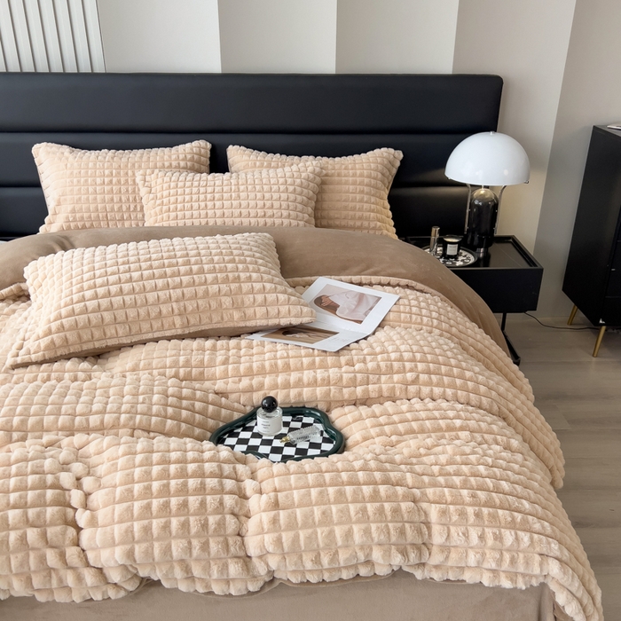 91家纺网 家纺一手货源 找家纺 印季家纺 2025新款立体剪花格子兔毛绒四件套 卡其