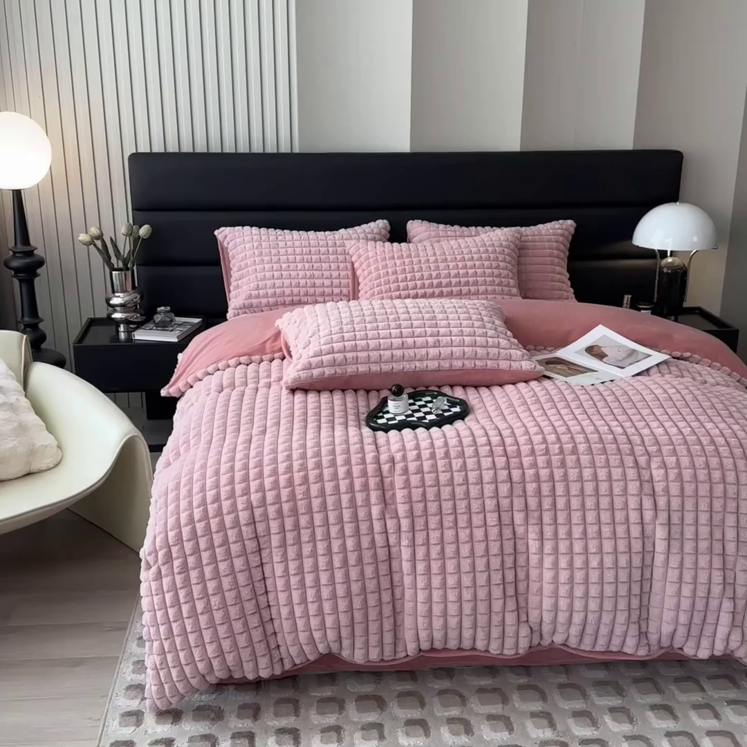 91家纺网 家纺一手货源 找家纺 印季家纺 2025新款立体剪花格子兔毛绒四件套 豆沙