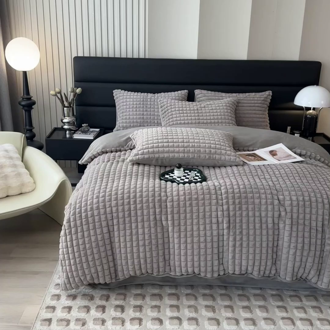 91家纺网 家纺一手货源 找家纺 印季家纺 2025新款立体剪花格子兔毛绒四件套 高级灰