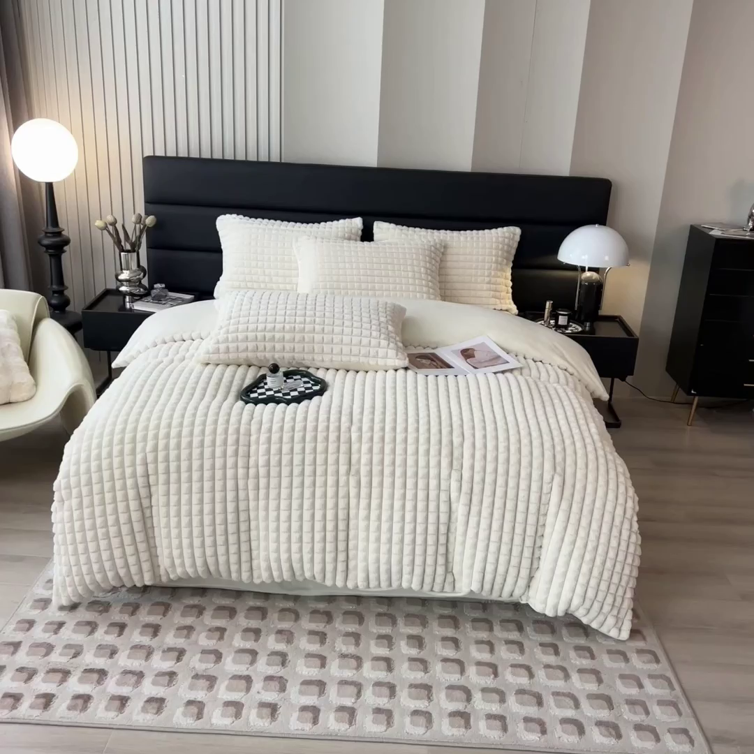 91家纺网 家纺一手货源 找家纺 印季家纺 2025新款立体剪花格子兔毛绒四件套 奶白