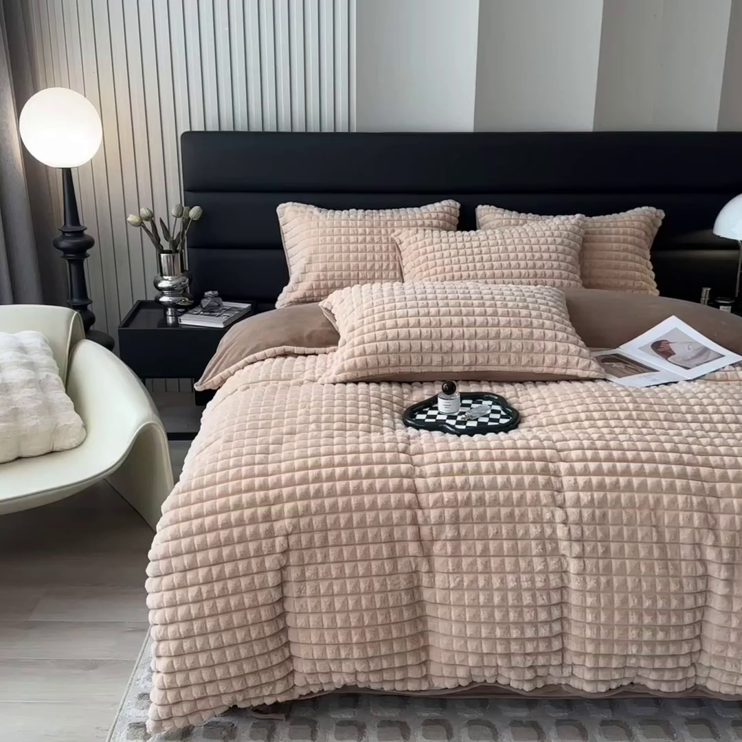 91家纺网 家纺一手货源 找家纺 印季家纺 2025新款立体剪花格子兔毛绒四件套 卡其