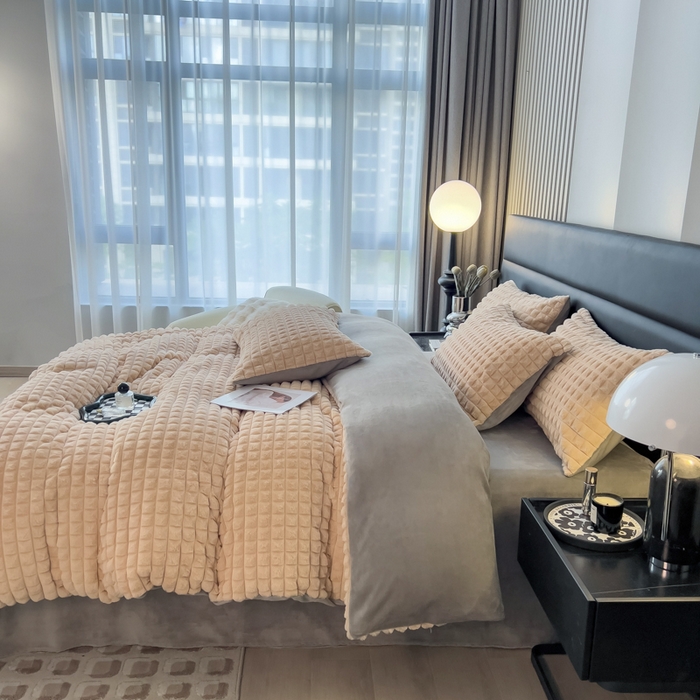 91家纺网 家纺一手货源 找家纺 印季家纺 2025新款立体剪花格子兔毛绒四件套 卡其-灰