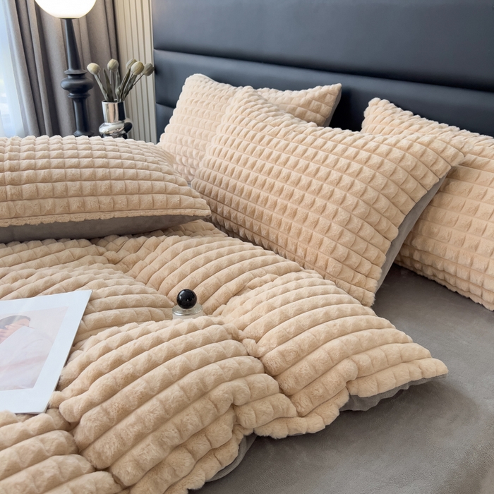 91家纺网 家纺一手货源 找家纺 印季家纺 2025新款立体剪花格子兔毛绒四件套 卡其-灰