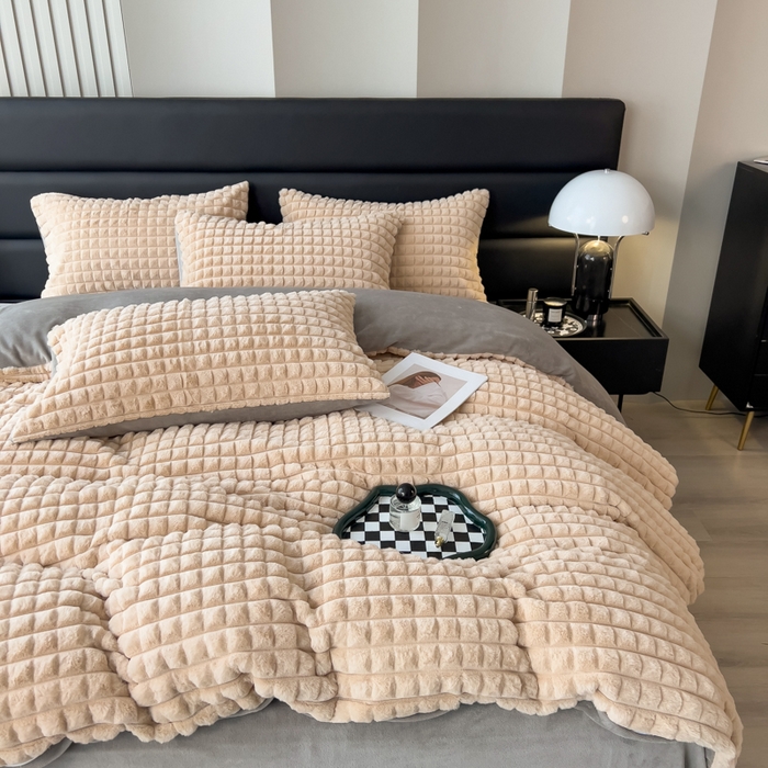 91家纺网 家纺一手货源 找家纺 印季家纺 2025新款立体剪花格子兔毛绒四件套 卡其-灰