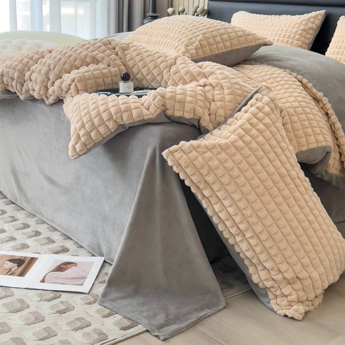 91家纺网 家纺一手货源 找家纺 印季家纺 2025新款立体剪花格子兔毛绒四件套 卡其-灰