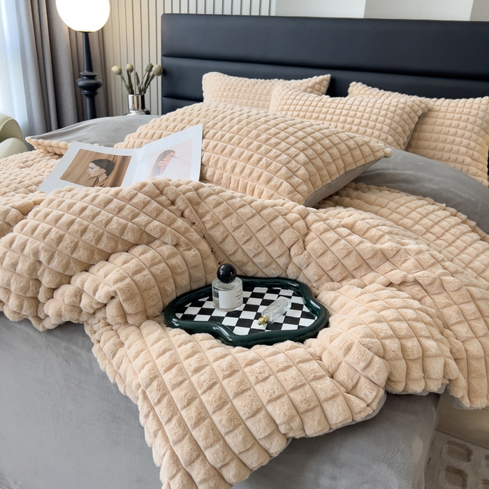 91家纺网 家纺一手货源 找家纺 印季家纺 2025新款立体剪花格子兔毛绒四件套 卡其-灰