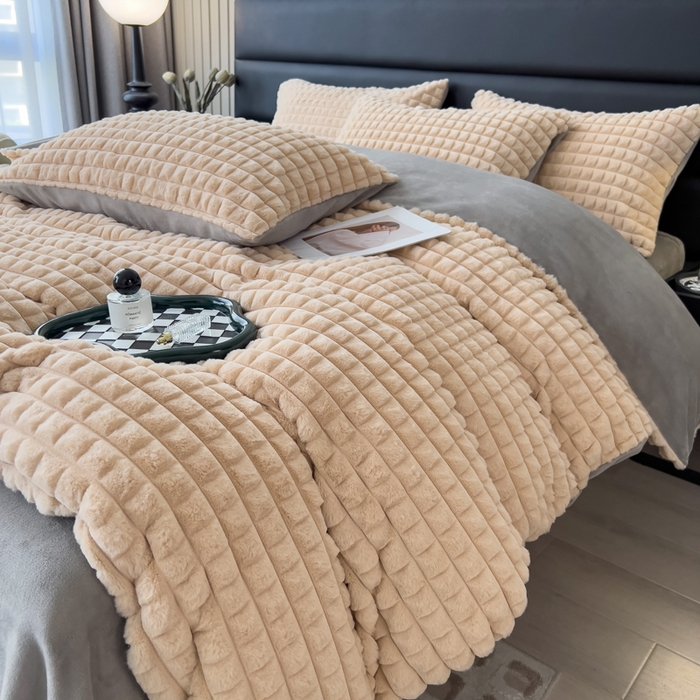 91家纺网 家纺一手货源 找家纺 印季家纺 2025新款立体剪花格子兔毛绒四件套 卡其-灰