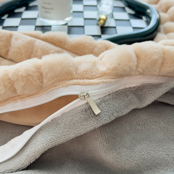 91家纺网 家纺一手货源 找家纺 印季家纺 2025新款立体剪花格子兔毛绒四件套 卡其-灰