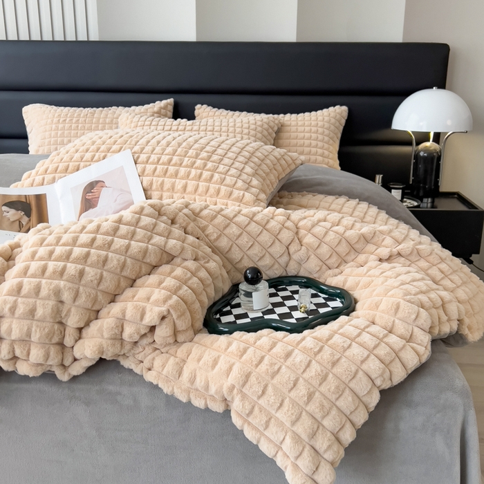 91家纺网 家纺一手货源 找家纺 印季家纺 2025新款立体剪花格子兔毛绒四件套 卡其-灰