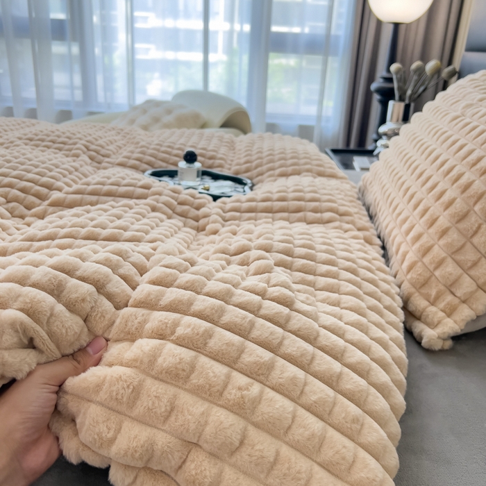 91家纺网 家纺一手货源 找家纺 印季家纺 2025新款立体剪花格子兔毛绒四件套 卡其-灰