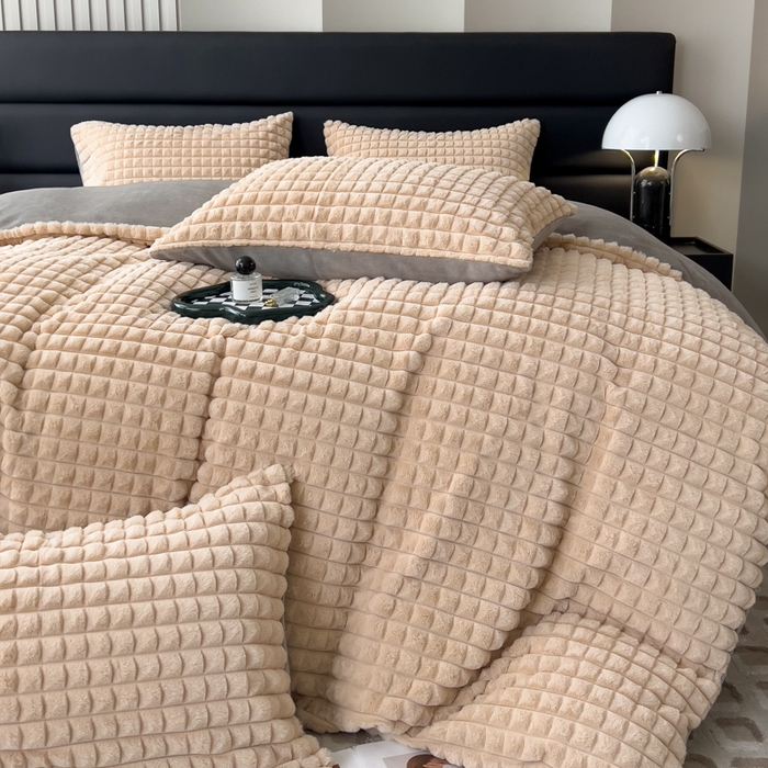 91家纺网 家纺一手货源 找家纺 印季家纺 2025新款立体剪花格子兔毛绒四件套 卡其-灰