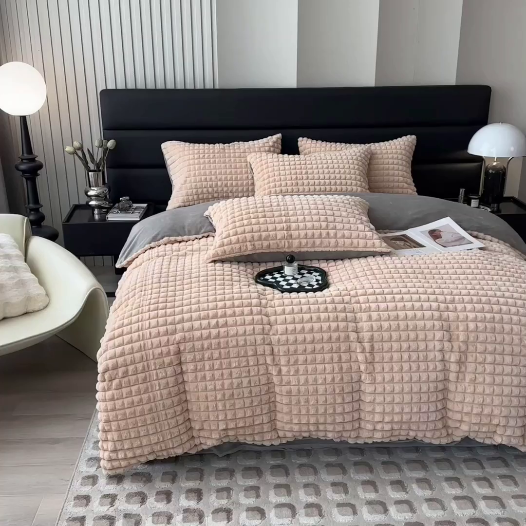 91家纺网 家纺一手货源 找家纺 印季家纺 2025新款立体剪花格子兔毛绒四件套 卡其-灰