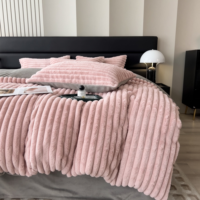 91家纺网 家纺一手货源 找家纺 （总）印季家纺 2025新款立体剪花条纹兔毛绒四件套